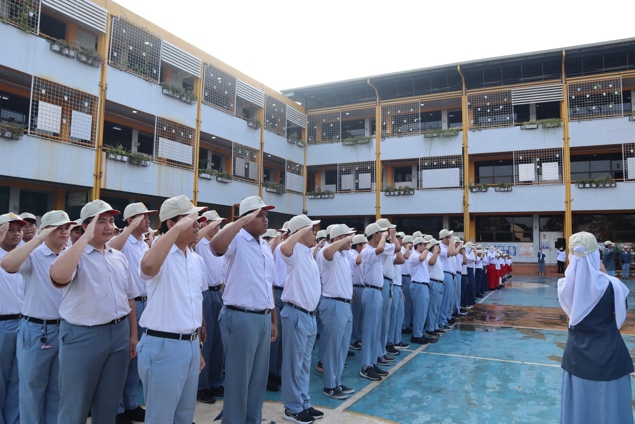 Kegiatan belajar siswa TK, SD, SMP, dan SMA Avicenna Jagakarsa dalam lingkungan sekolah karakter kepemimpinan dan sekolah ramah anak yang mendukung kreativitas, kolaborasi, dan pembentukan karakter positif.